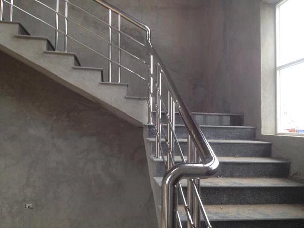 Inox 304 trong thiết kế làm cầu thang